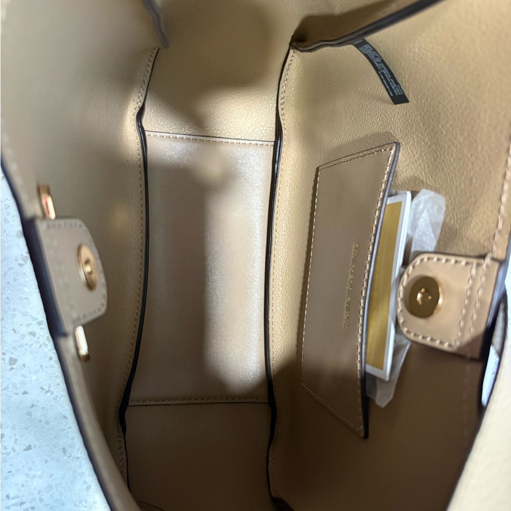 NWT Michael Kors Birch Medium Pebbled Leather Messenger Bag in Camel - Picture 9 of 13
